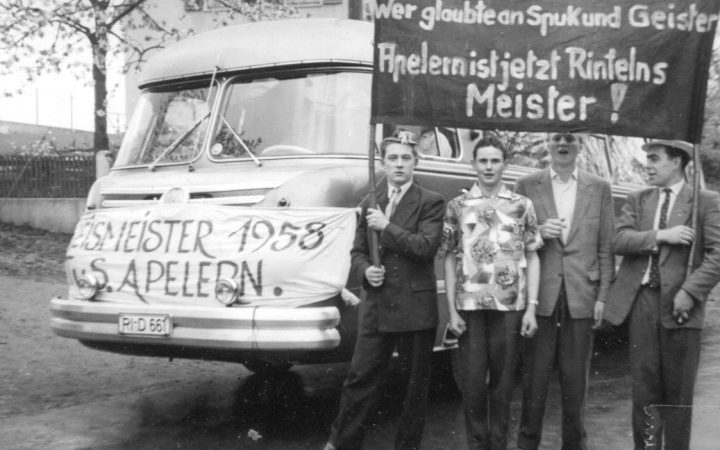 Kreismeister 1958 Männer mit Banner vor Bulli