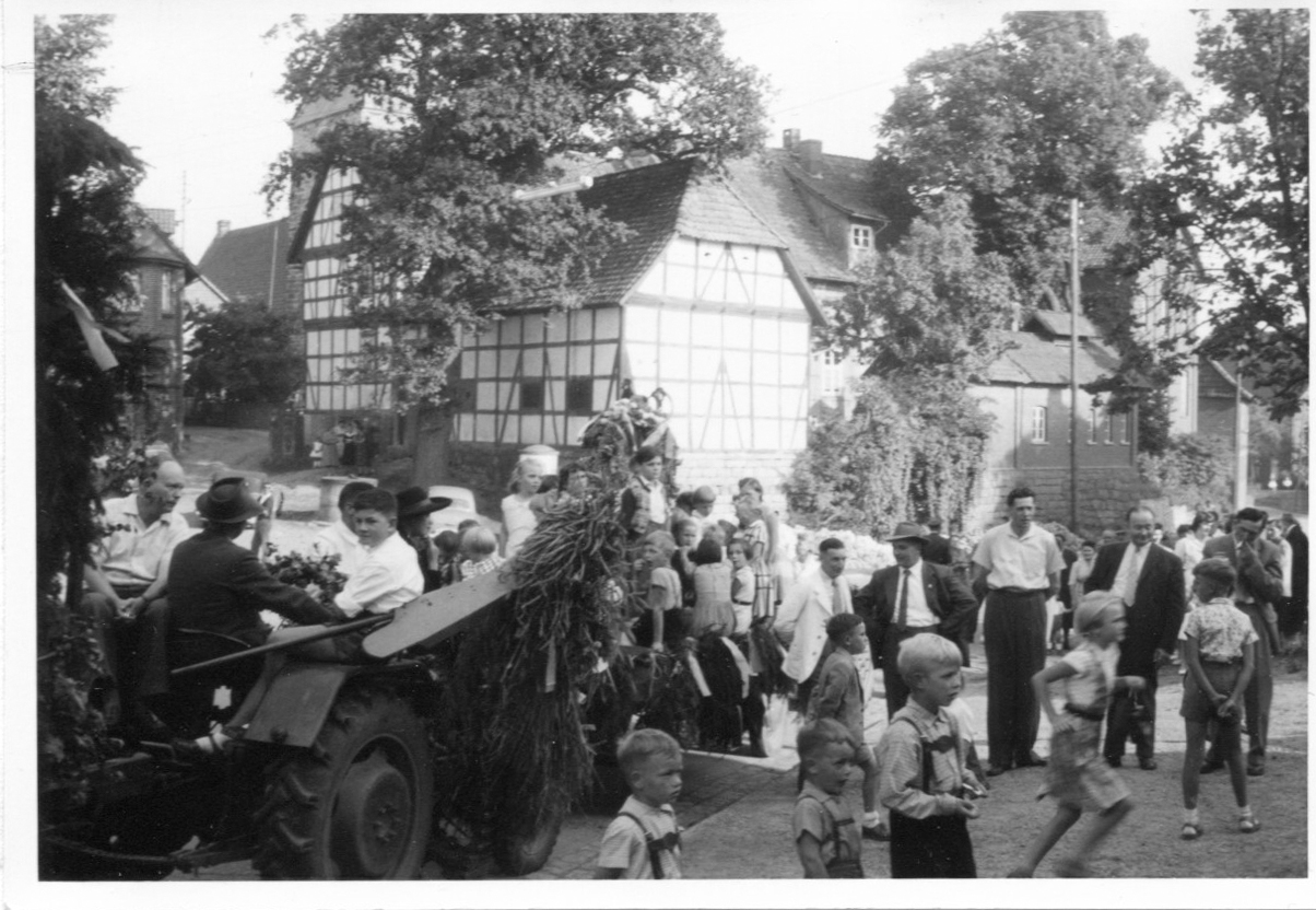 Menschen beim Erntefest