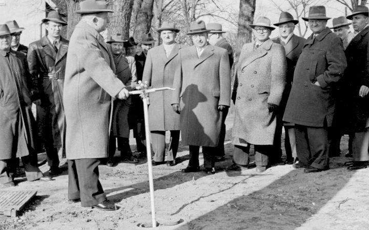 August Wehking eröffnet die Wasserversorgung